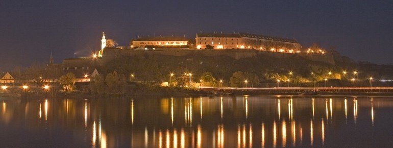 Bei Nacht ist die Festung Petrovaradin hell erleuchtet.