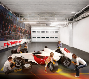 Im ring°werk erlebst Du das Motorsport-Abenteuer für die ganze Familie. In zahlreichen Simulatoren und Attraktionen fühlt sich jeder schnell selbst wie ein Rennfahrer – egal, ob großes oder kleines Kind, Familie oder Gruppe.