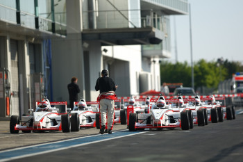 Fahrspaß und pure Emotionen garantieren die Fahrerlebnisse der Nürburgring Driving Academy.