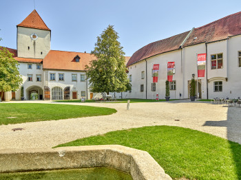 Der Eingang zum Museum befindet sich im Burghof.