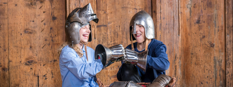 Kinder können ihren Geburtstag mit Freunden auf der Burg feiern.