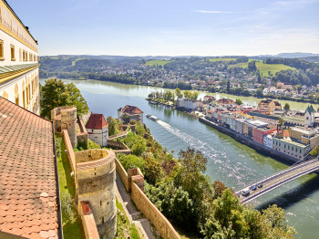 Von der Veste aus hast du einen tollen Blick auf die Altstadt Passaus und den Zusammenfluss der drei Flüsse.