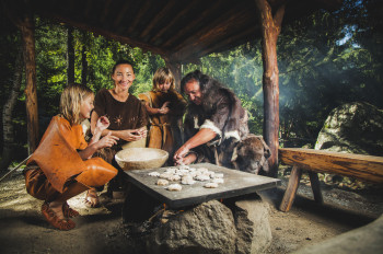 Im Ötzi-Dorf wird man in die Steinzeit zurückversetzt.