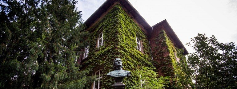 Blick von außen auf das Gebäude.