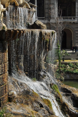 Ein Wasserfall im Park