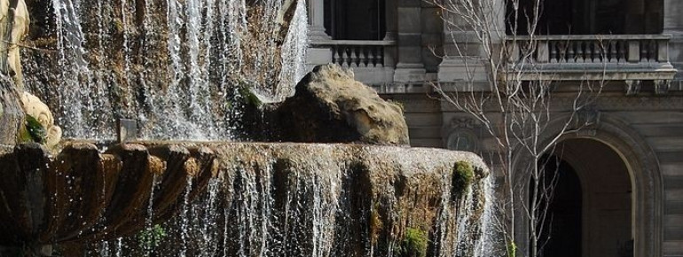 Ein Wasserfall im Park