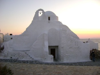 Die Kirche bei Sonnenuntergang