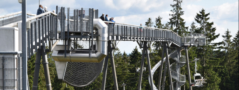 Erklimme den Turm und balanciere über die schwingenden Planken.