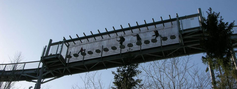 Von einem Teller zum nächsten hangelst du dich an der Brücke vorbei.