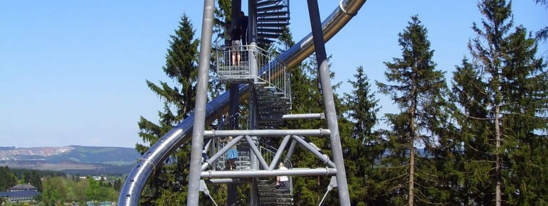 Über die 40 Meter lange Röhrenrutsche geht es rasant zurück nach unten.