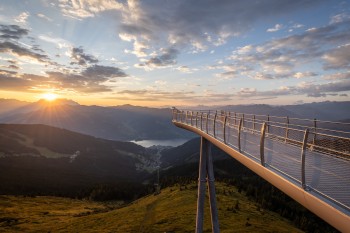 Wie einst Kaiserin Sisi genießen Besucher heute den Sonnenuntergang über den Alpen.