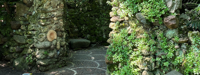 Über einen kleinen Wanderpfad durch den Wald kommt man zu einer kleinen Mariengrotte aus prähistorischem Gestein mit Muschel-Einschlüssen.