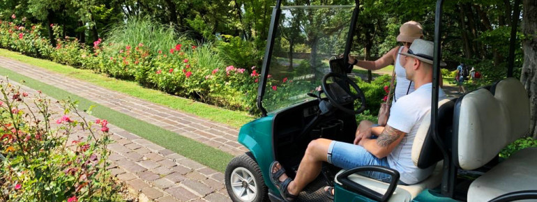 Am besten erkundet man den riesigen Park mit einem Golf Buggy. So kann man die ganze Anlage abfahren und immer wieder aussteigen.