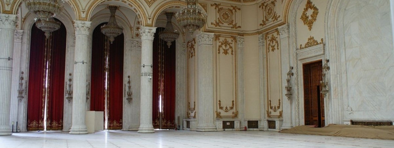 Im Inneren befindet sich ein edler Marmorsaal.