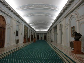 Weite Korridore ziehen sich durch den Palast.