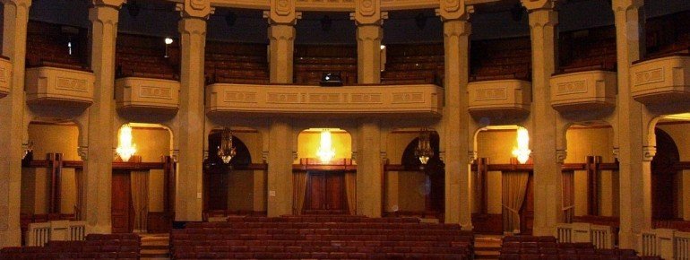 Sogar einen Theatersaal gibt es im Palast.