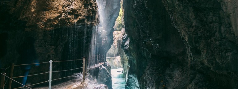 An manchen Stellen in der Klamm gibt es kaum Licht.
