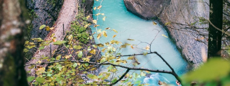 Türkisblau ist das Wasser an vielen Stellen.