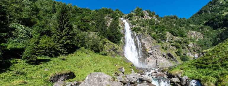Der Partschinser Wasserfall hat eine Fallhöhe von knapp 100 Metern.
