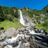 Der Partschinser Wasserfall hat eine Fallhöhe von knapp 100 Metern.