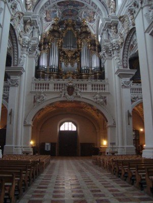 Die Orgel wirkt auch noch in Kombination mit dem Eingang zum Passau St. Stephan&#39;s Dom mächtig und beeindruckend