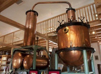 Alte Destilliergeräte