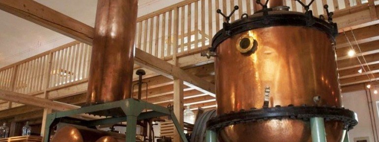 Alte Destilliergeräte