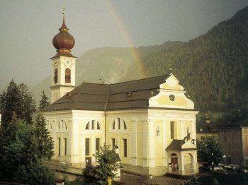 Pfarrkirche mit barockem Glockenturm