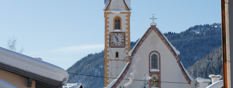 Blick auf die Pfarrkirche im Winter.