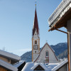 Blick auf die Pfarrkirche im Winter.