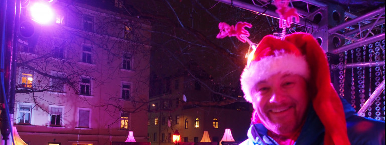 DJ James Munich sorgt für die Unterhaltung des vielfältigen Publikums.