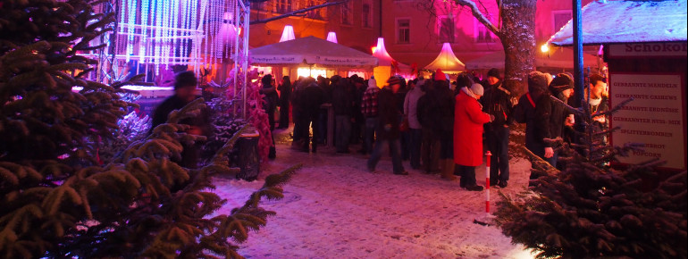 Rosa Lichteffekte beleuchten den schwul-lesbischen Weihnachtsmarkt am Stephansplatz in München.