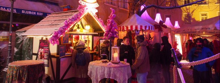 Auf dem Pink Christmas kannst du Kokosmakronen kaufen, Karussell fahren, zu Schlagermusik tanzen oder einen Aidstest machen.