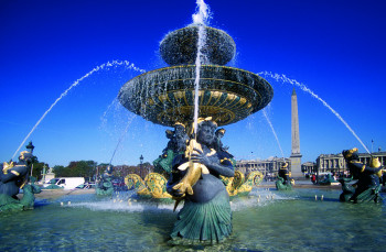 Auch zwei großen Brunnen dürfen auf dem Place de la Concorde natürlich nicht fehlen.