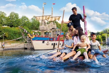 Auf dem Paddelsee fahren die Kids vorbei an Piratenschiffen, Delphinen, Flamingos und Pinguinen.
