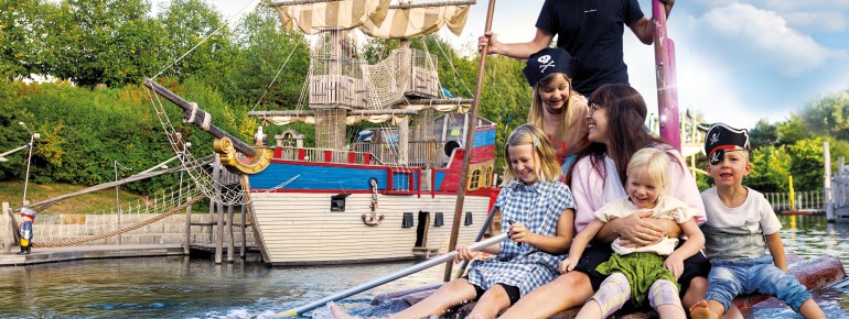Auf dem Paddelsee fahren die Kids vorbei an Piratenschiffen, Delphinen, Flamingos und Pinguinen.
