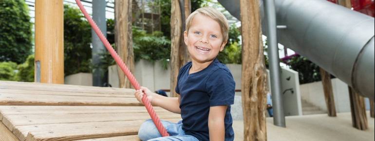Bei schlechtem Wetter können sich die Kleinen auch im überdachten Klettergarten austoben.