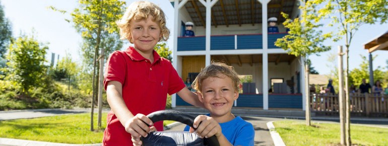 Vor der Polizeistation geht es mit Pedal-Gokarts auf Verfolgungsjagd.