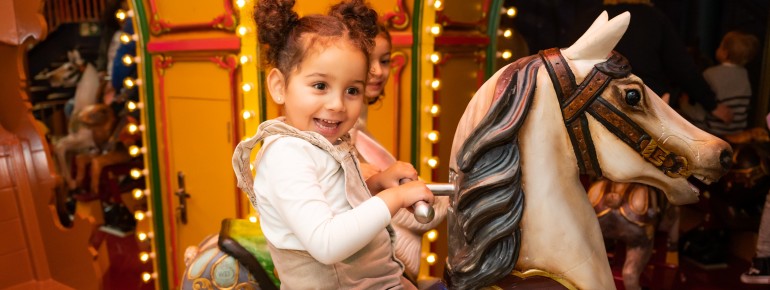 Das bunte Karussell sorgt für Fahrspaß bei den Kleinsten.