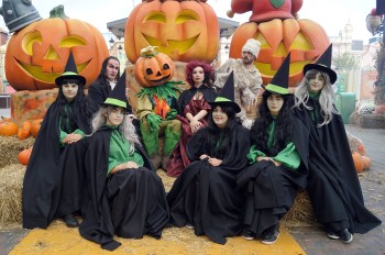 Zu Halloween verwandelt sich Plopsaland Ardennes in ein schaurig-schönes Erlebnis.