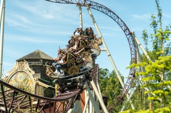 The Ride to Happiness: Rotierende Sitze und Katapultstart machen jede Fahrt unberechenbar.
