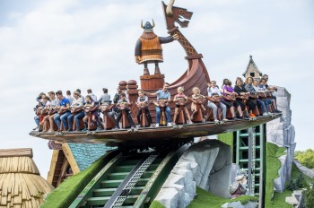 Bei De Grote Golf fordert Halvar deinen Mut heraus – mit Schwung bis in schwindelerregende Höhen.