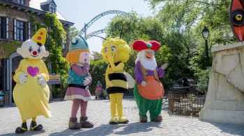 Bekannte Studio-100-Charaktere begleiten kleine Gäste durch ihren Tag im Plopsaland.