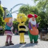 Bekannte Studio-100-Charaktere begleiten kleine Gäste durch ihren Tag im Plopsaland.