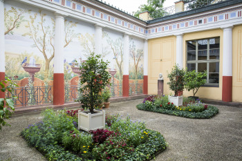 Der Hausgarten ist mit mediterranen Pflanzen bestückt.