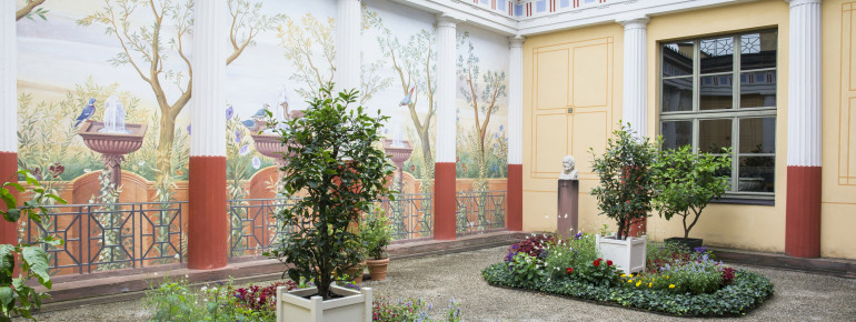 Der Hausgarten ist mit mediterranen Pflanzen bestückt.