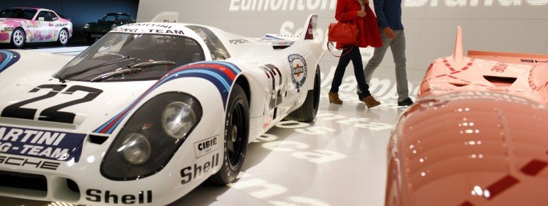 Auch Sportwagen : Zu sehen ist ein Rennporsche 221.