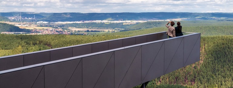Der Skywalk ermöglicht es, die Burganlage von oben zu betrachten.