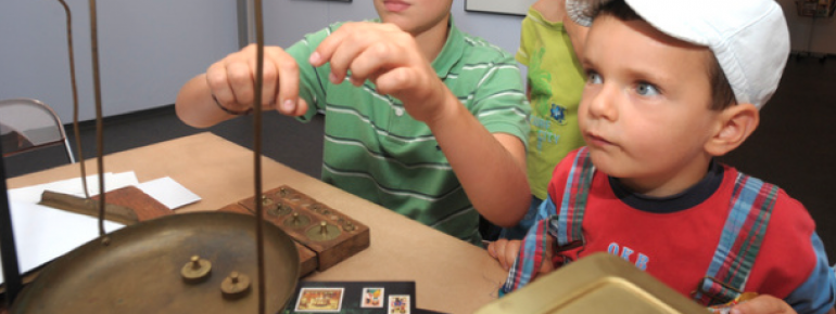 Hier kann man spielerisch alte Geräte des Postwesens entdecken