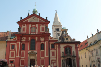 Auch die St. Georgsbasilika ist eine sehenswerte Kirche auf dem Burggelände.